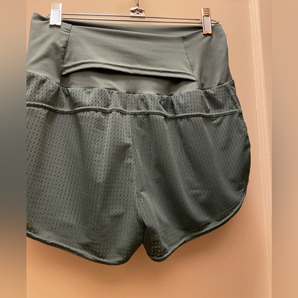 Halara workout shorts - Picture 3 of 4